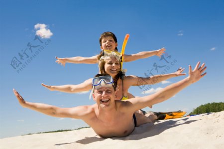 沙滩上玩耍的幸福家庭图片