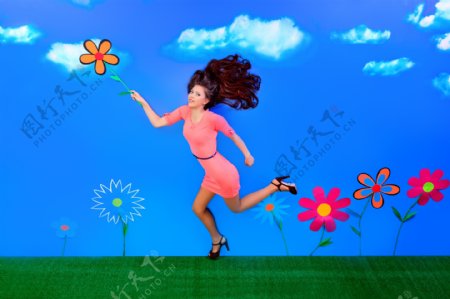 跳花朵跑步的美女图片