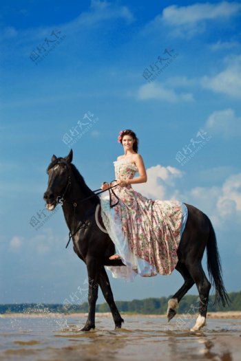 骑马的美女图片