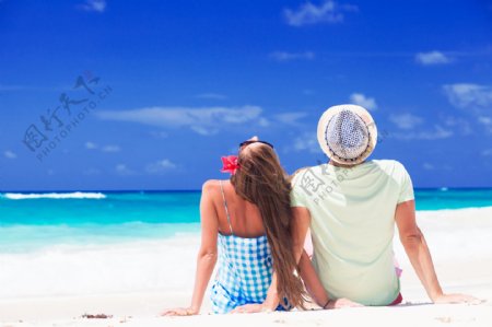 坐在沙滩看大海的情侣图片