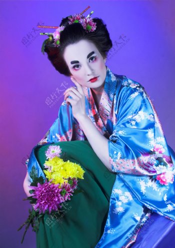 拿着鲜花的日本女人图片