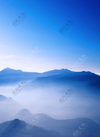 登顶山雾蓝天