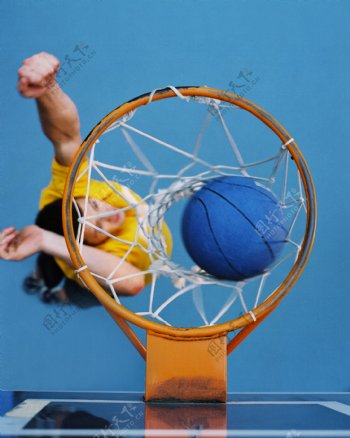 玩篮球的女孩