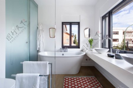 现代简约卫生间浴缸洗手台设计图