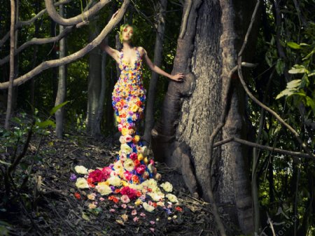 树林里的花裙美女图片