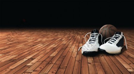 地板上的篮球和篮球鞋图片