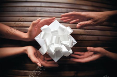 双手和白色礼物盒图片