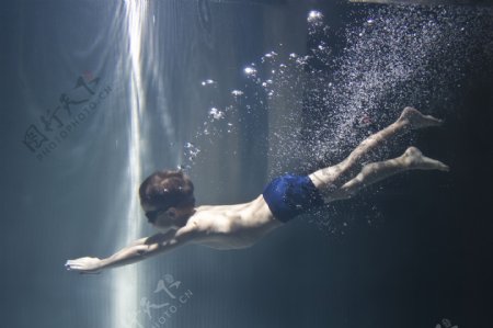 潜水的小男孩图片