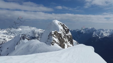 美丽的雪山风景图片