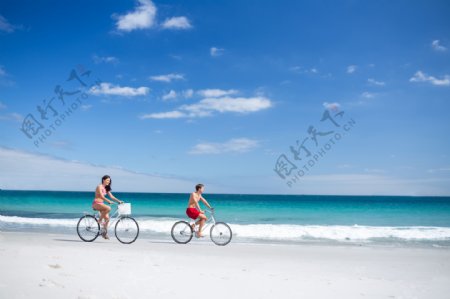 海边自行车散步素材
