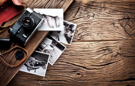 木板上的相机和旧照片图片