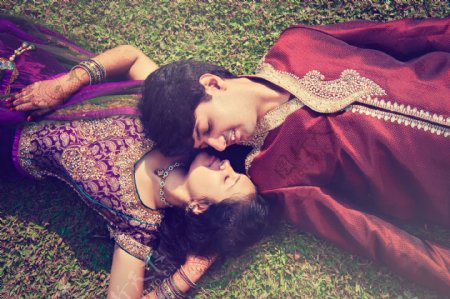 睡在草地上的印度情侣图片