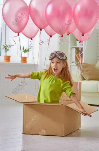坐着气球飞翔的小女孩图片