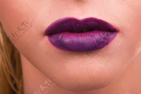 紫色红唇图片