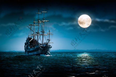 夜晚海上帆船图片