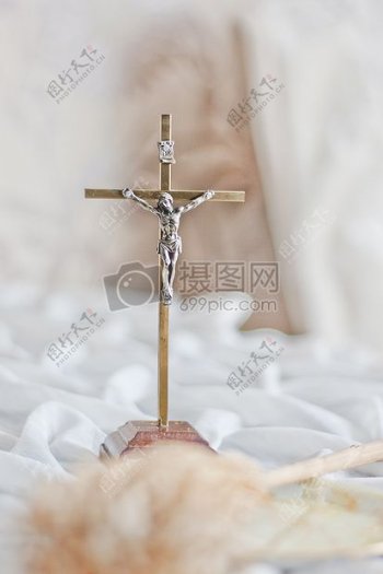 在十字架上的耶稣雕像
