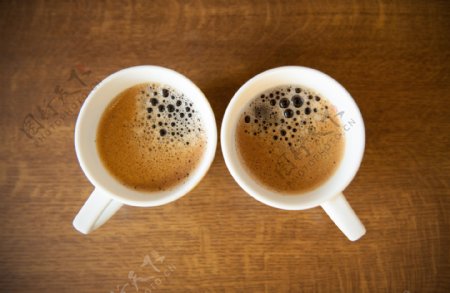 木板上的两杯咖啡图片
