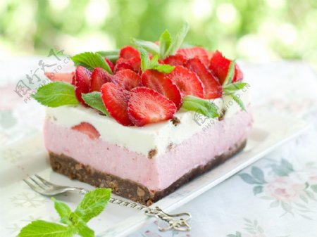 一块草莓水果蛋糕图片