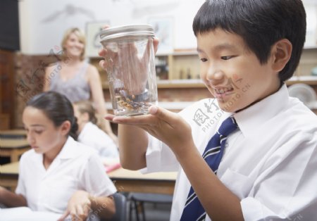 拿着瓶子的学生图片