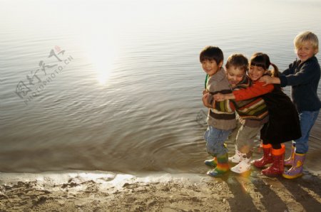 海边上开心玩耍的儿童图片