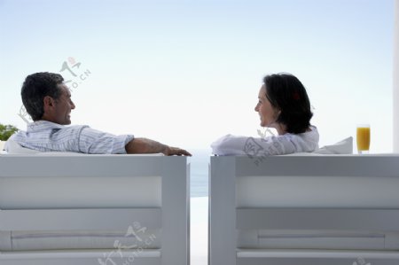 坐在椅子上的情侣图片