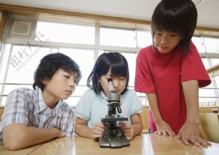 操作显微镜的儿童图片