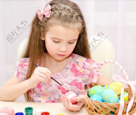 涂彩蛋的小女孩图片