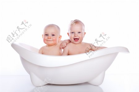 浴缸里的外国可爱宝宝图片