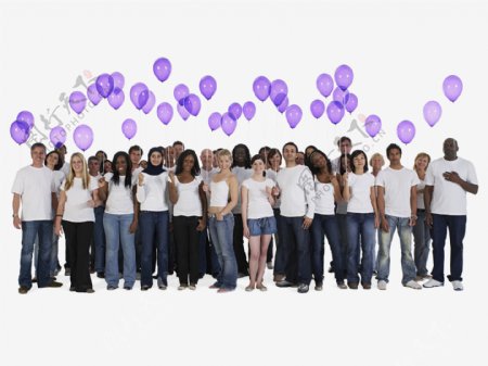 手拿紫色气球的人群图片