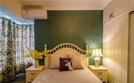 美式时尚卧室绿色背景墙设计图