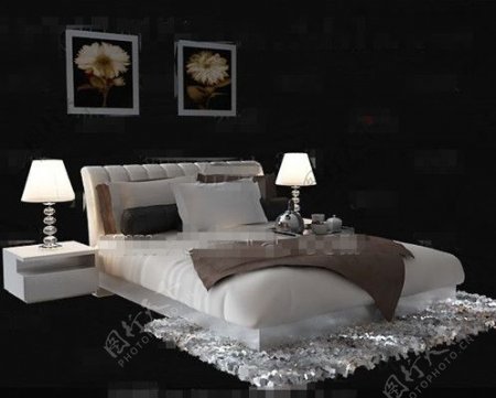 简单和舒适的白色的双层床