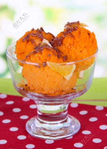 玻璃杯里的橙色冰激凌球