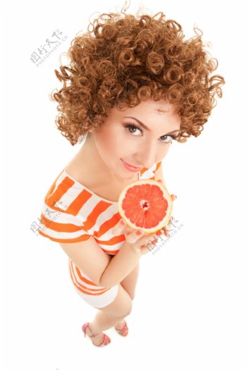 手拿橙子的性感美女图片