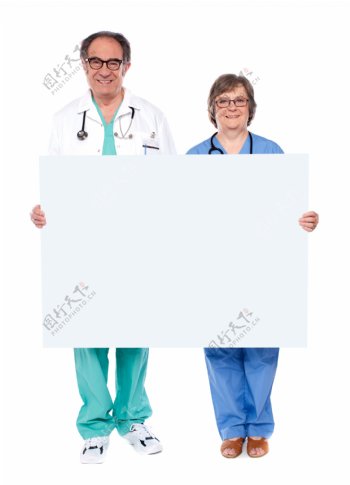 一起抱着白板的老年男女医生图片