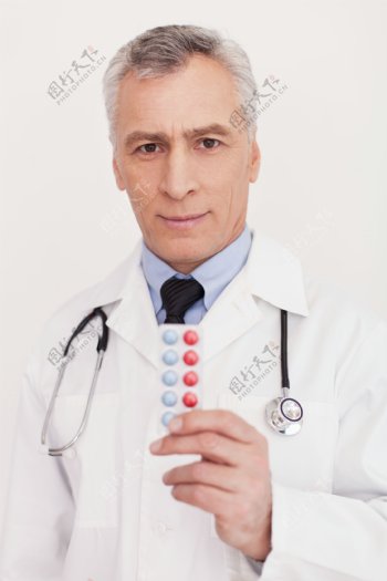 拿着药的男医生图片