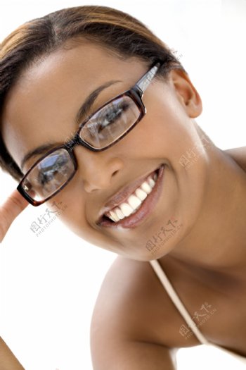 戴着眼镜开心自信的女人图片