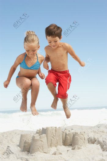 沙滩上玩耍的孩子们图片