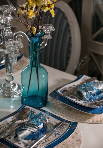 时尚蓝色餐桌设计图