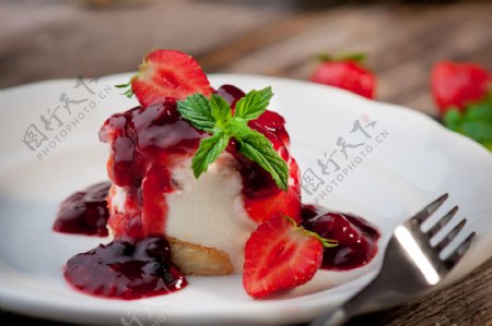 盘子里的草莓蛋糕图片