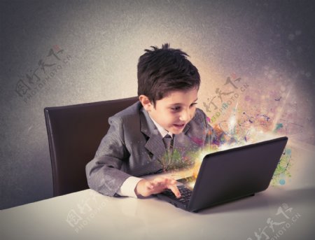 看电脑的男孩图片
