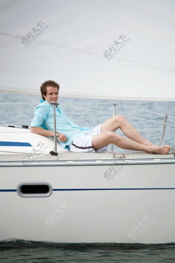 游艇上的男人图片