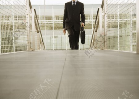 走楼梯的商务男人图片