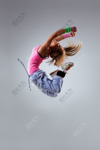 腾空跳跃的舞者图片