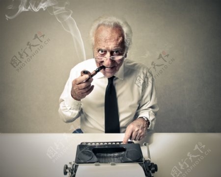 正在吸烟的外国男人图片