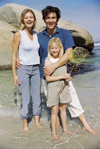 站在海水中的幸福家庭图片