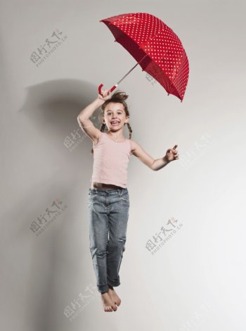 打雨伞跳跃的外国小女孩图片