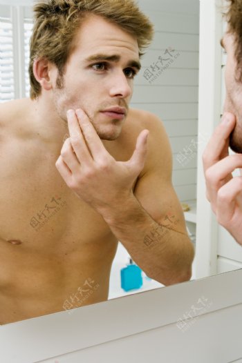照镜子挤痘的男人图片