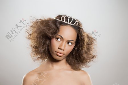 爆炸式发型的黑人美女图片