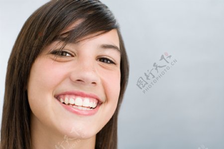 露着牙齿微笑的女孩图片图片