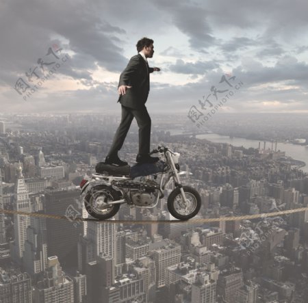 在钢丝绳上骑摩托车的男人图片